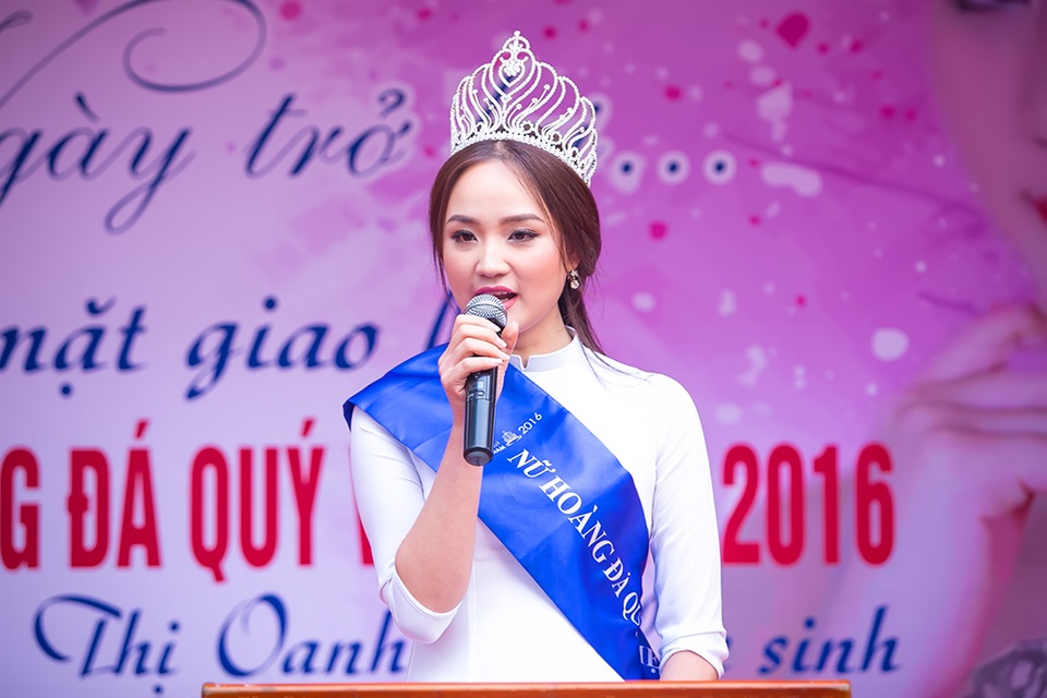 "Nữ hoàng đá quý" Nguyễn Thị Oanh xúc động khi trở lại mái trường xưa - 1 Nguyễn Thị Oanh chia sẻ cảm xúc trong ngày về lại trường cũ.