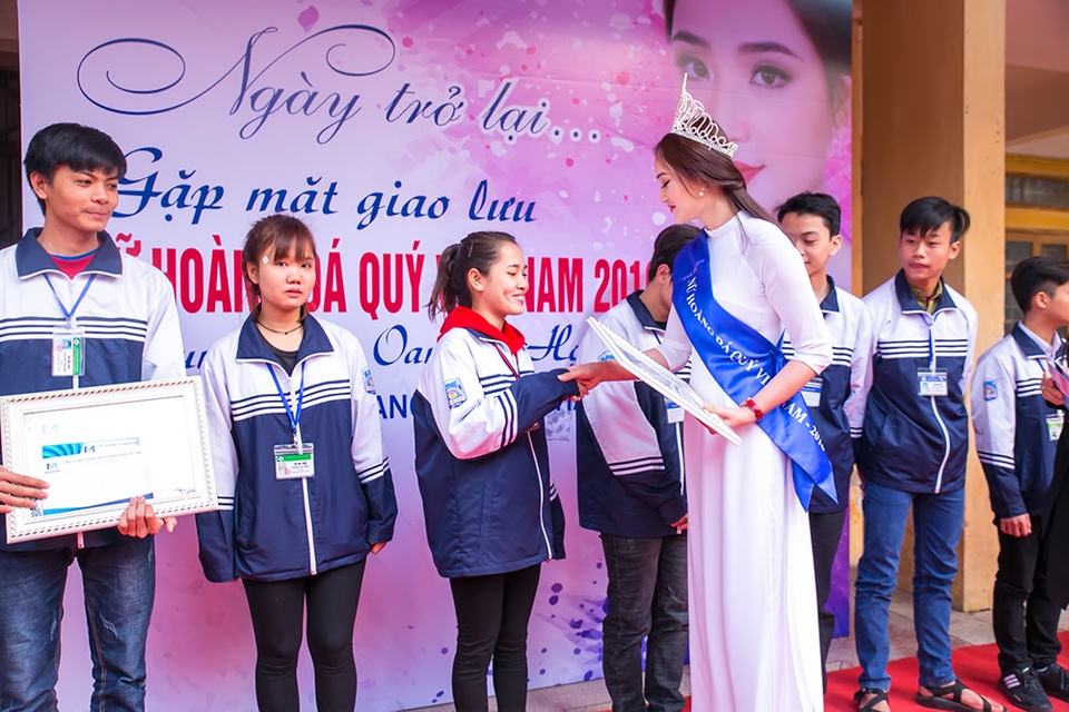 "Nữ hoàng đá quý" Nguyễn Thị Oanh xúc động khi trở lại mái trường xưa - 4 "Nữ hoàng đá quý" Nguyễn Thị Oanh xúc động khi trở lại mái trường xưa - 4
