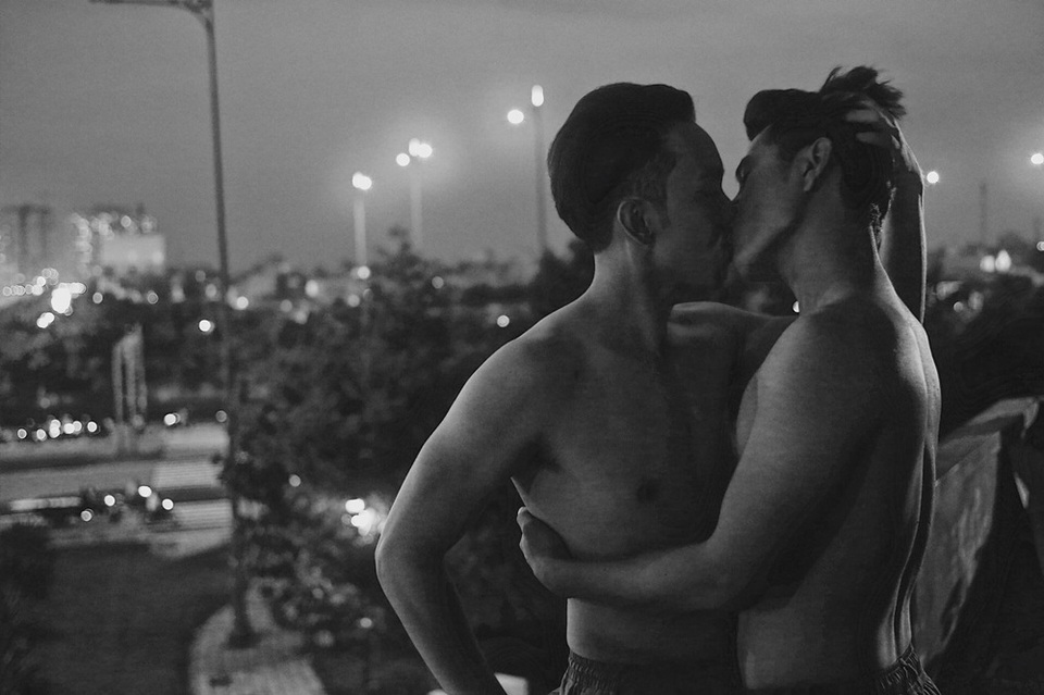 Hai hot boy của Vũ Ngọc Đãng gây “sốc” với nụ hôn đồng tính - 2 Nụ hôn trên ban công của cặp đôi được tiết lộ, đây là cảnh không chiếu trên phim.