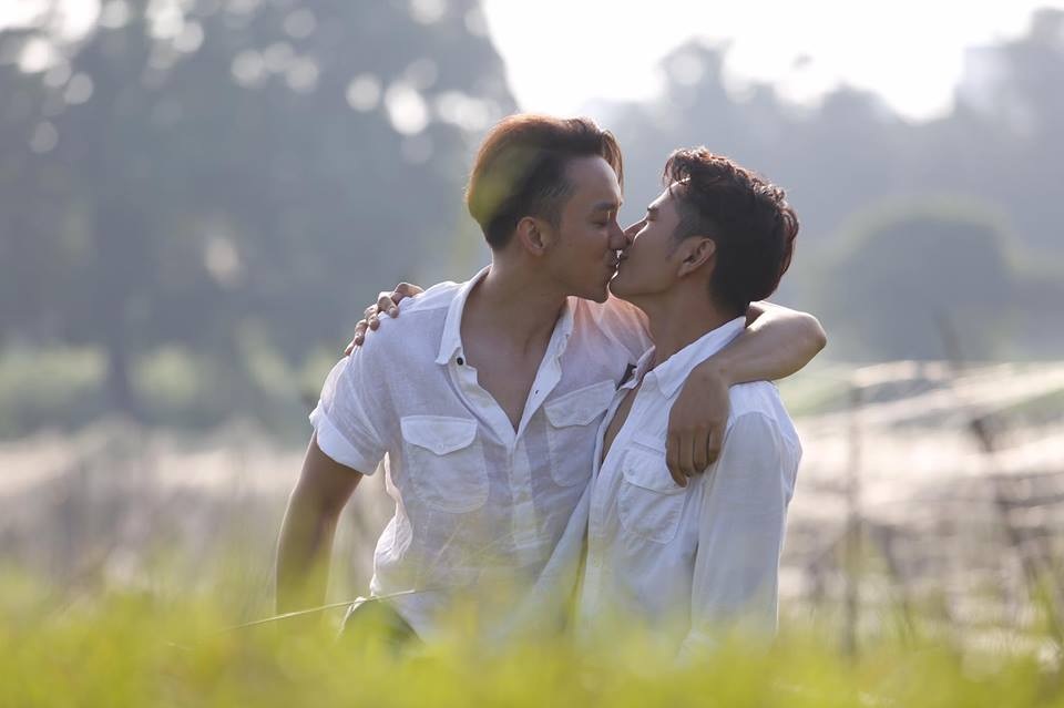Hai hot boy của Vũ Ngọc Đãng gây “sốc” với nụ hôn đồng tính - 1 Chuyện tình trên phim của cặp đôi mới Trần Huy Anh - La Quốc Hùng.
