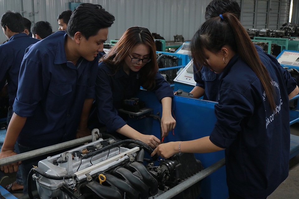 Những “bóng hồng” đam mê nghề của “phái mạnh” - 2 Bích Ngọc (giữa) trong một lần xuống xưởng thực hành