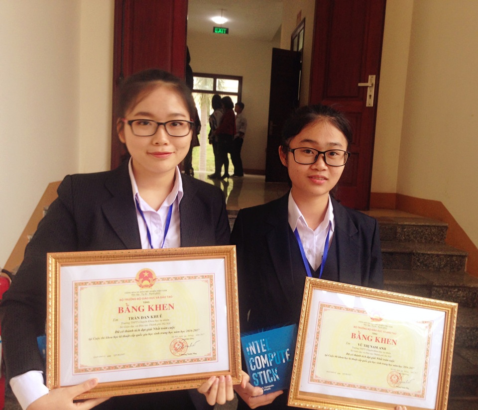Hai nữ sinh chuyên Hóa tổng hợp được 14 dẫn chất ức chế tế bào ung thư mới - 1 Đan Khuê và Nam Anh chinh phục giải Nhất toàn cuộc thi KHKT cấp Quốc gia khu vực phía Bắc.
