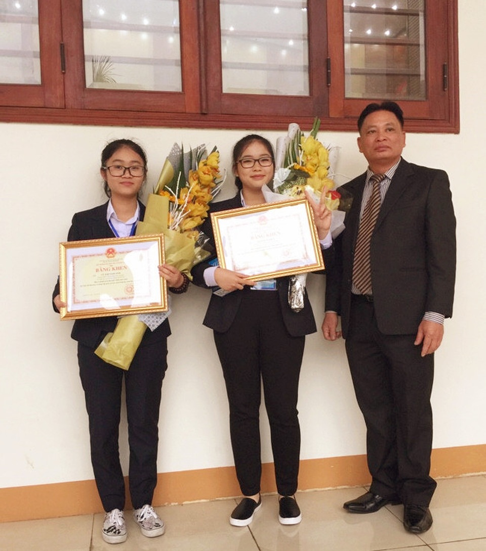 Hai nữ sinh chuyên Hóa tổng hợp được 14 dẫn chất ức chế tế bào ung thư mới - 2 Hai nữ sinh chuyên Hóa ứng dụng kiến thức thực hiện ước mơ chế thuốc ung thư hiệu quả, giá rẻ cho người Việt.