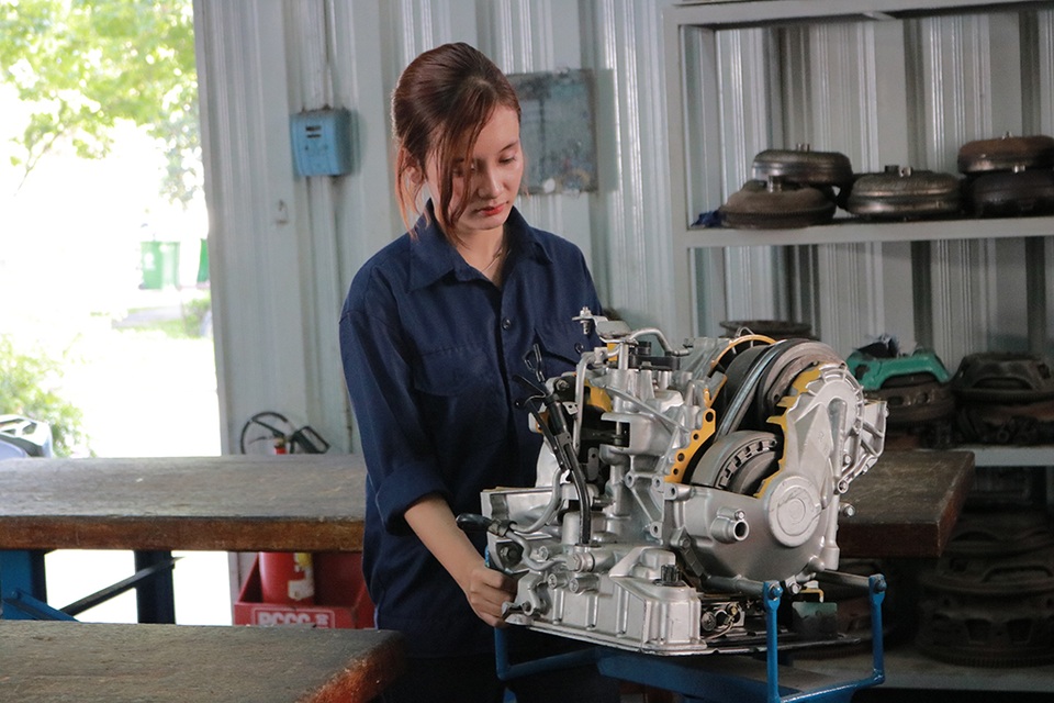 Những “bóng hồng” đam mê nghề của “phái mạnh” - 3 Cô gái Phạm Thị Minh Hiếu, sinh viên năm 3 ngành công nghệ ô tô đang khám phá động cơ ô tô