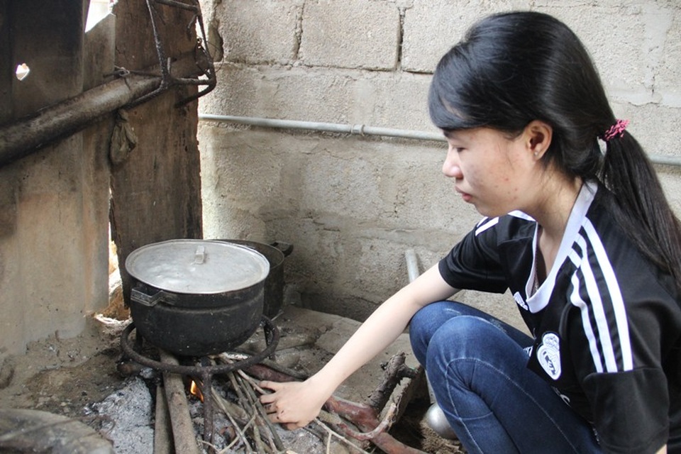 Cha gặp tai nạn, mẹ nằm viện, nữ sinh nghèo trắc trở đường đến giảng đường - 6 Phương tranh thủ nấu cơm trưa cho hai cha con