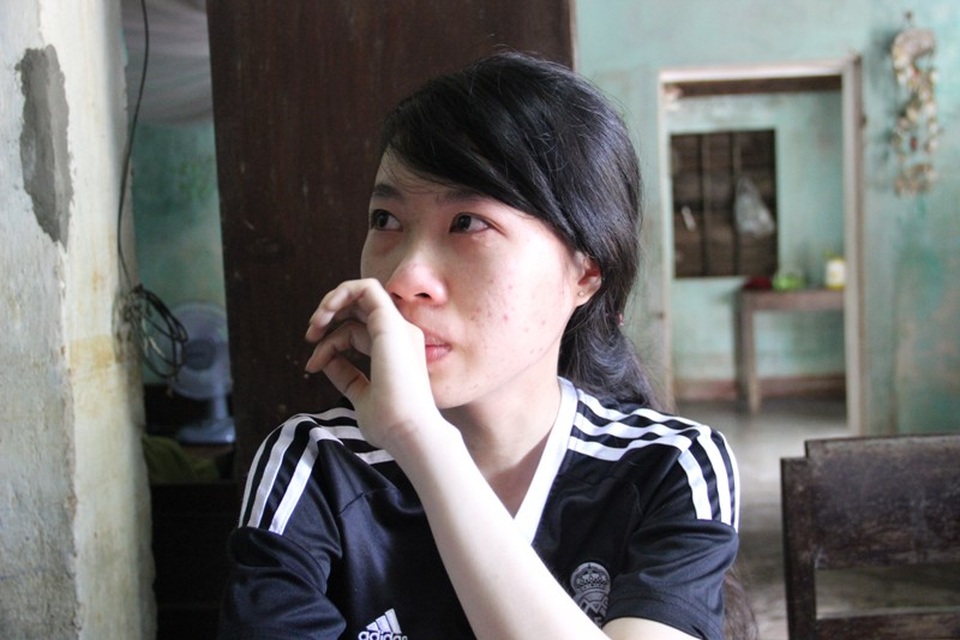 Cha gặp tai nạn, mẹ nằm viện, nữ sinh nghèo trắc trở đường đến giảng đường - 1 Là em út trong nhà nhưng Phương luôn biết lo lắng , giúp mẹ mọi việc trong gia đình và chăm sóc cho cha
