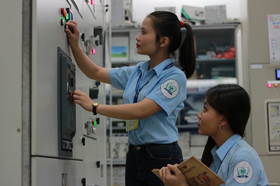 Những “bóng hồng” đam mê nghề của “phái mạnh” - 6 Hai sinh viên Phạm Thị Thanh Thảo và Ngô Thị Bảo Ánh là những bóng hồng hiếm hoi của Khoa Điện điện tử