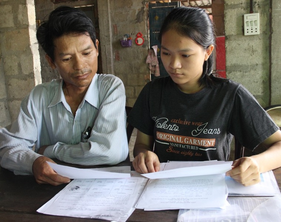 Mẹ nhặt ve chai, cha mất sức lao động, nữ sinh nghèo khát khao vào đại học - 1
Hai cha con em Trâm đắn đo trước tấm giấy báo nhập học.