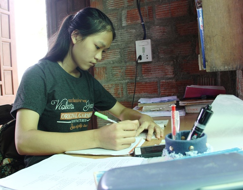 Mẹ nhặt ve chai, cha mất sức lao động, nữ sinh nghèo khát khao vào đại học - 5 Em Trâm vừa tranh thủ củng cố kiến thức môn Tiếng Anh...