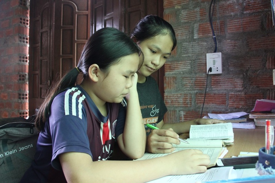 Mẹ nhặt ve chai, cha mất sức lao động, nữ sinh nghèo khát khao vào đại học - 2 Em gái Trâm năm nay bước vào lớp 11 cũng học rất giỏi