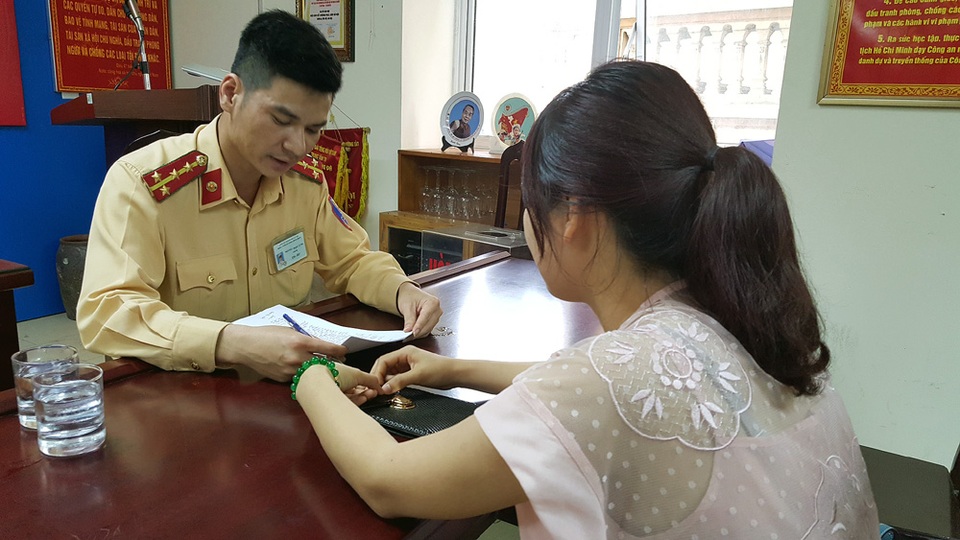 Vì sao tài xế ô tô đi ngược chiều trên cầu Nhật Tân bị “phạt nhẹ”? - 3 Một nữ tài xế điều khiển ô tô đi ngược chiều trên cầu Nhật Tân đến trình diện.