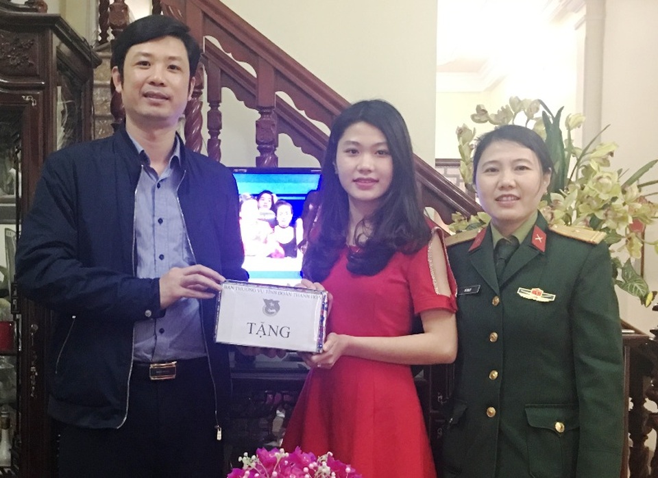 Tốt nghiệp 2 trường ĐH, cô gái xứ Thanh đăng ký nhập ngũ - 3
Anh Lê Văn Trung - Bí thư Tỉnh đoàn Thanh Hóa thăm, tặng quà và động viên em Linh trước khi lên đường nhập ngũ