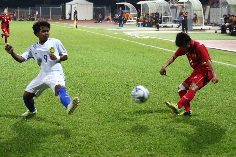 Hạ Malaysia 6-0, đội tuyển nữ Việt Nam giành HCV SEA Games 29 - 8
Nỗ lực tạt bóng của Nguyễn Thị Xuyến (phải)