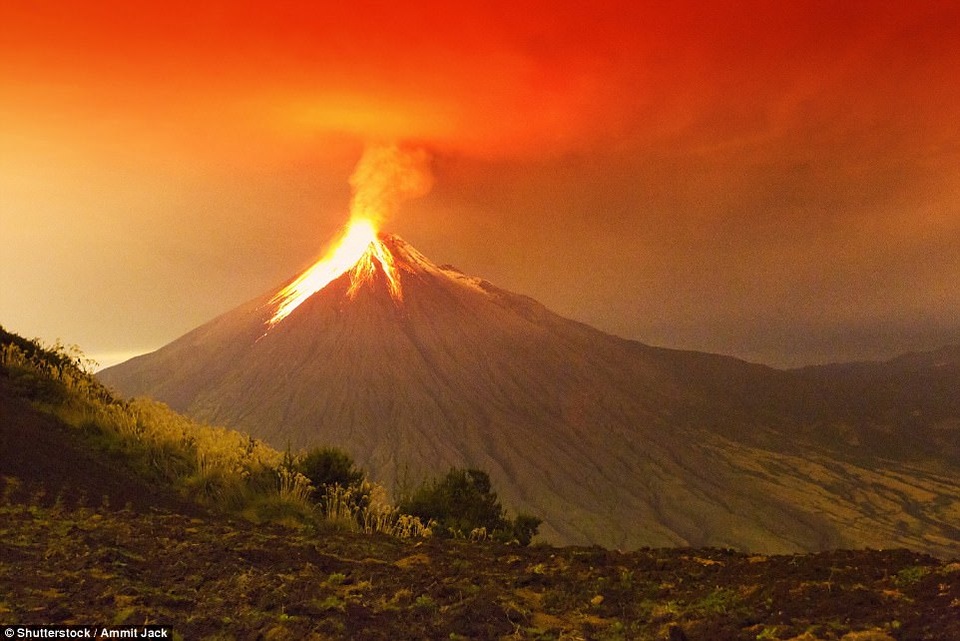 Khoảng khắc dữ dội mà đẹp nên thơ của núi lửa Tungurahua ở Ecuador phun trào năm 2011.