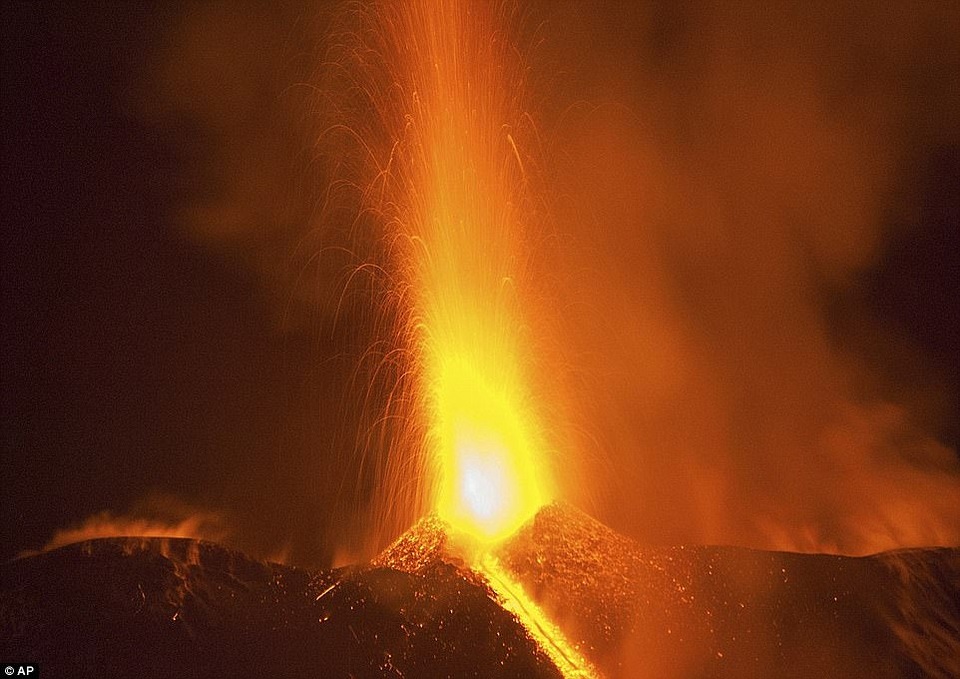 Etna là một trong những núi lửa hoạt động mạnh nhất ở châu Âu, nằm gần thị trấn Catania của Sicilia. Ngọn núi đang phun trào dung nham. Hình ảnh chụp vào ngày 28/2/2017.