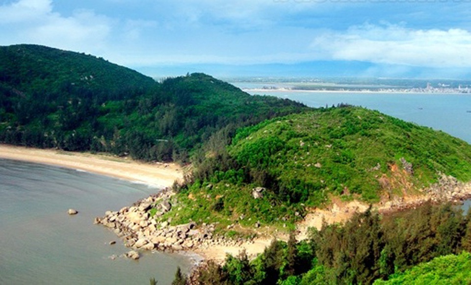 Một phụ nữ lên núi hái chè, mắc kẹt dưới vực sâu suốt đêm - 1
Núi Nam Giới, nơi lực lượng chức năng tìm thấy nạn nân rơi xuống vực sâu.