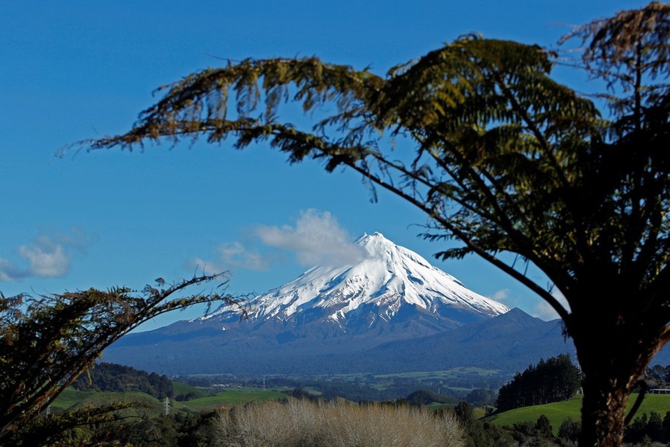 Khi núi, sông, robot được cấp quyền công dân như con người - 1 Núi Taranaki, New Zealand (Ảnh: Reuters)