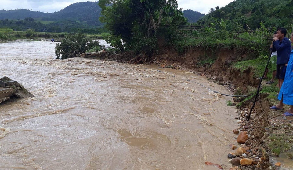 Nghệ An 7 người chết vì mưa lũ, nhiều vùng bị cô lập - 9 Khe suối tại xã Châu Phong, huyện Quỳ Châu sạt lở nghiêm trọng ăn lấn vào đường rất nguy hiểm.
