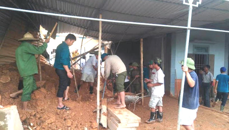 Nghệ An 7 người chết vì mưa lũ, nhiều vùng bị cô lập - 6
Người dân đến giúp gia đình ông Trần Văn Tải khắc phục thiệt hại