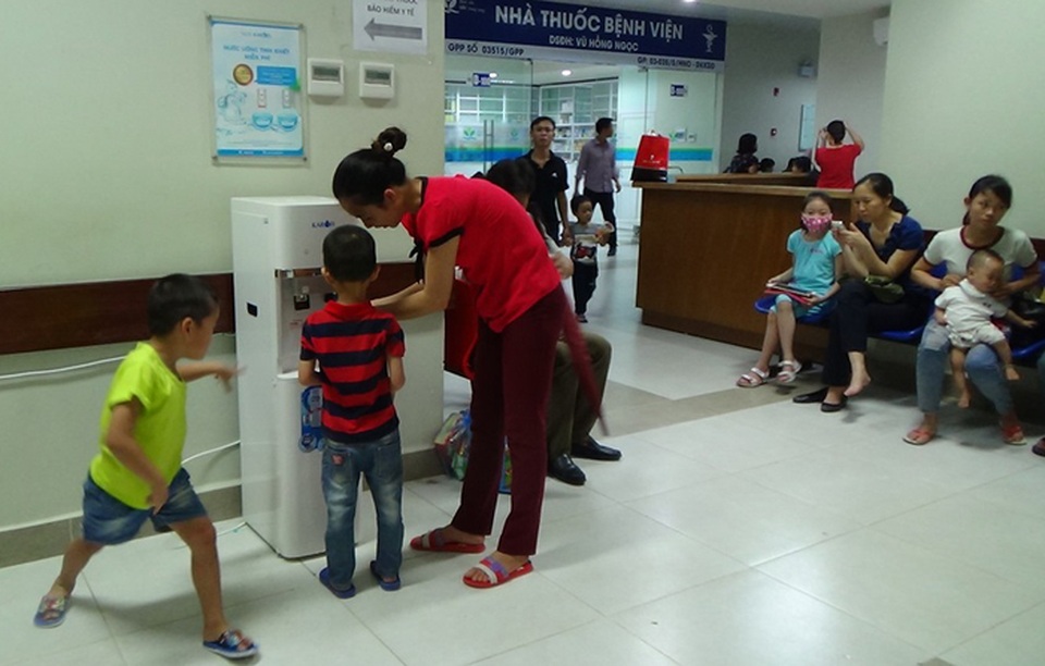Bệnh nhân ở nhiều bệnh viện lớn được uống nước tinh khiết miễn phí - 1 Bệnh nhân ở nhiều bệnh viện lớn được uống nước tinh khiết miễn phí - 1