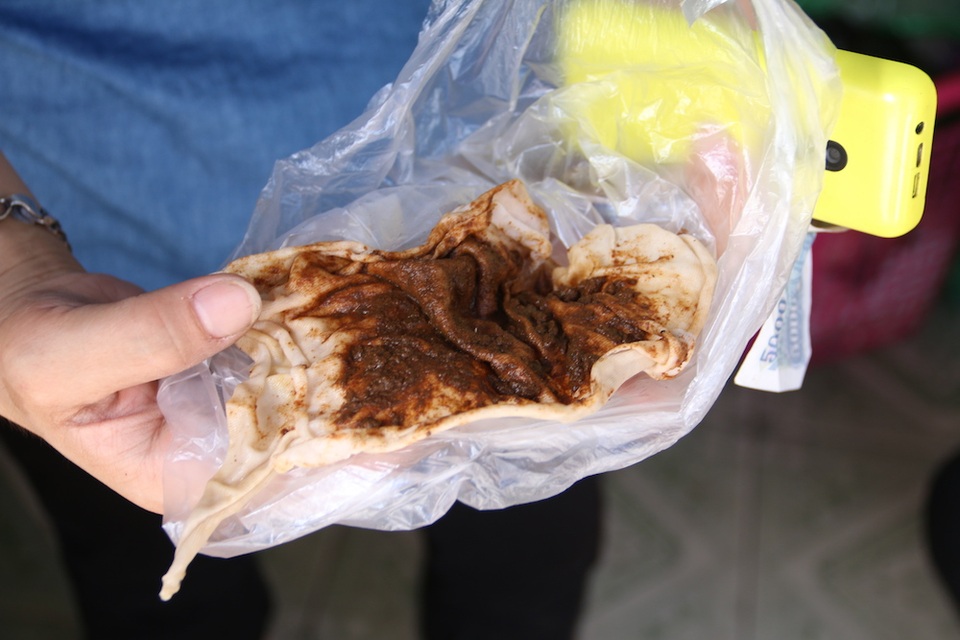 Hà Nội: Khốn khổ cảnh dùng khăn xô lọc nước sinh hoạt đục như nước sông - 1 Để ngăn chặn được cặn bẩn nhiều người dùng áo sau đó lót nhiều lớp buộc vào vòi nước. Sau 10 phút tháo ra thì mảnh áo đã đầy cặn bẩn.