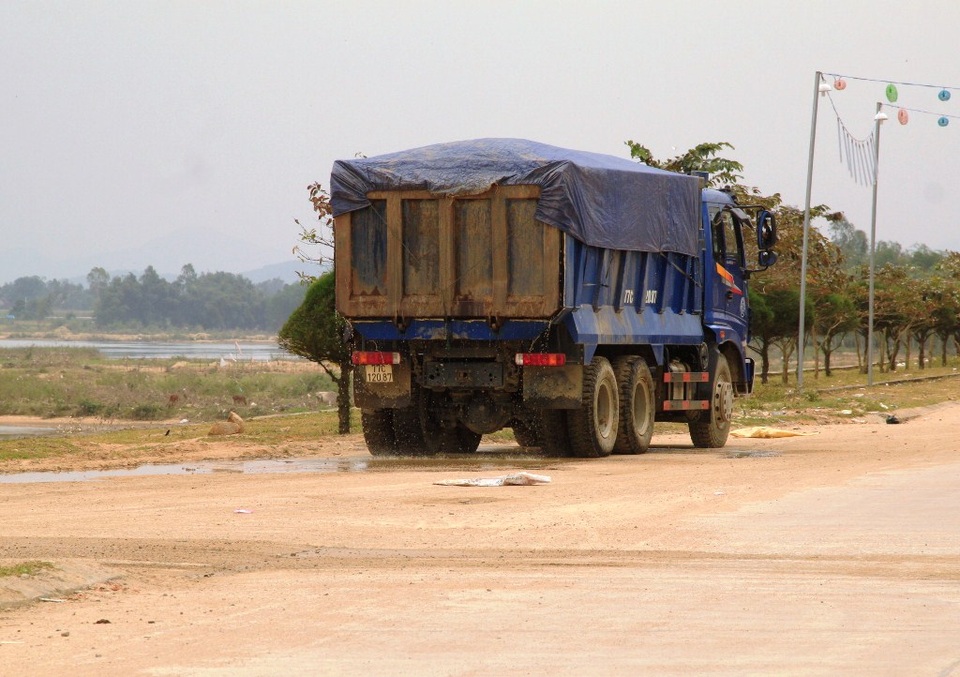 Bình Định: Dân tố doanh nghiệp khai thác vô tội vạ, ảnh hưởng đến đời sống - 7 Các xe chở cát thấy sự xuất hiện của PV quay phim, chụp hình thì dừng lại để cho nước chảy bớt...