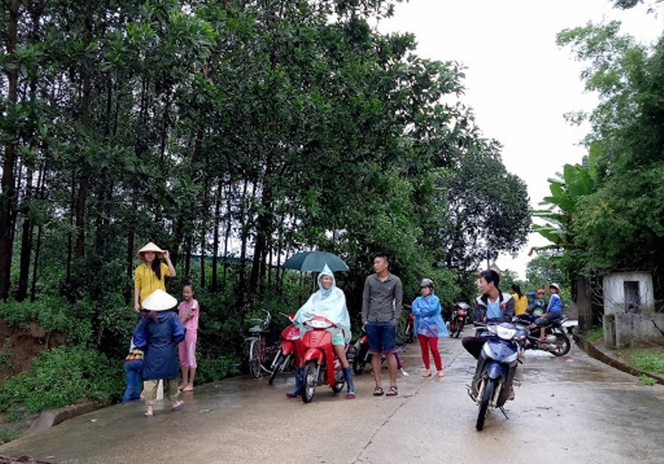 Mưa lớn kéo dài, nước lũ đã cô lập nhiều nơi - 2 Nhiều nơi đã bị nước lũ cô lập