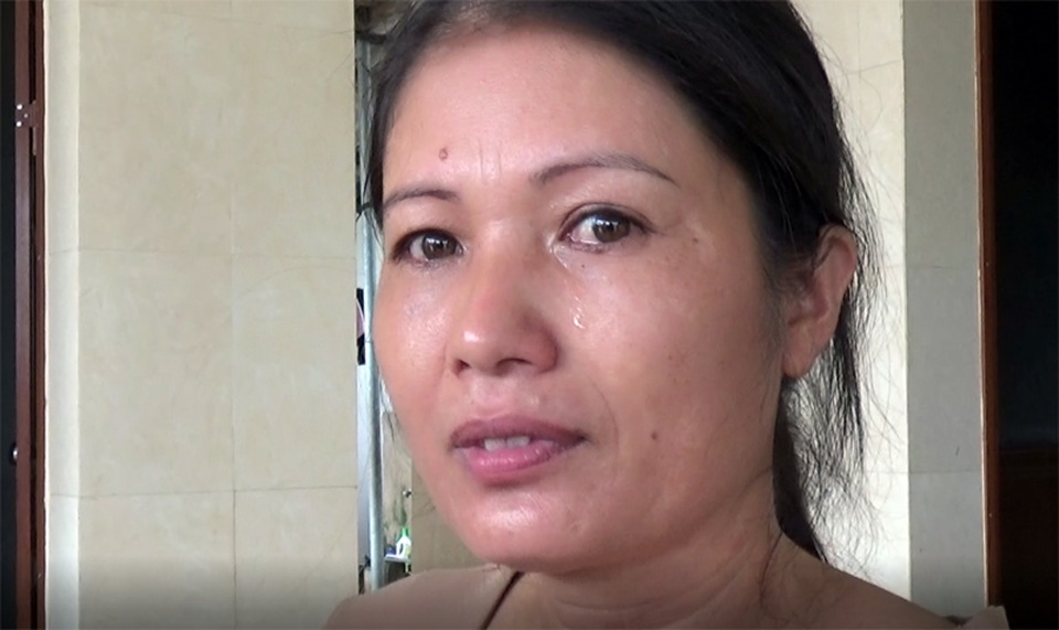 Nữ sinh bị xe cán cụt đôi chân: “Em như trút bỏ được phần nào nỗi đau về thể xác” - 3 Người dì ruột của em Hoa đã bật khóc khi đứa cháu bất hạnh nhận được nhiều yêu thương của cộng đồng.