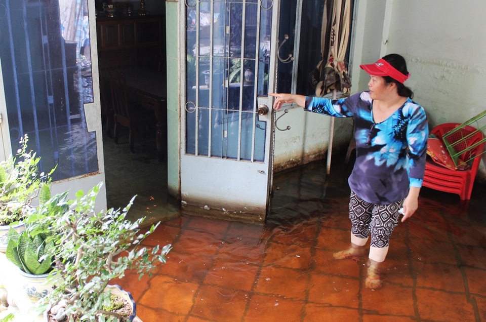Kẹt giữa những khu đô thị mới, nhà dân biến thành... hầm - 4
Căn nhà người phụ nữ này luôn bị ngập trong nước, thậm chí nếu mưa to, nước có thể ngập hơn nửa mét nên đồ đạc phải kê lên cao