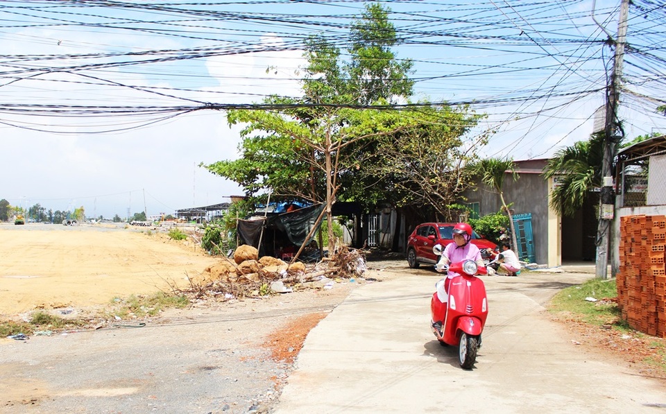 Kẹt giữa những khu đô thị mới, nhà dân biến thành... hầm - 7 Ở phía Tây khu dân cư Đồng Muối 2, một dự án đang thi công, nâng cao cốt nền