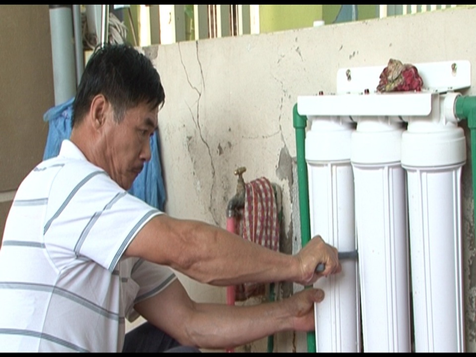 Cám cảnh cư dân thành phố trắng đêm thay phiên nhau đi "canh" nước sạch! - 4 Với hệ thống lọc như thế này rất tốn kém, trong khi không đảm bảo chất lượng triệt để