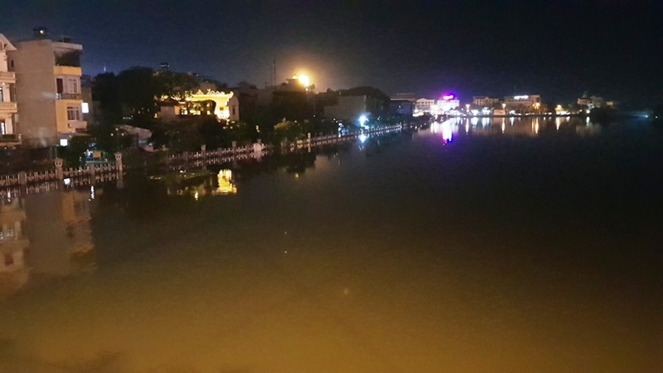 Dân kéo nhau đi canh mức nước, đổ xô mua lương thực tích trữ - 2
Nước sông Châu Giang lên mỗi lúc một cao, toàn bộ phần đường bờ kè đã ngập trắng xóa.