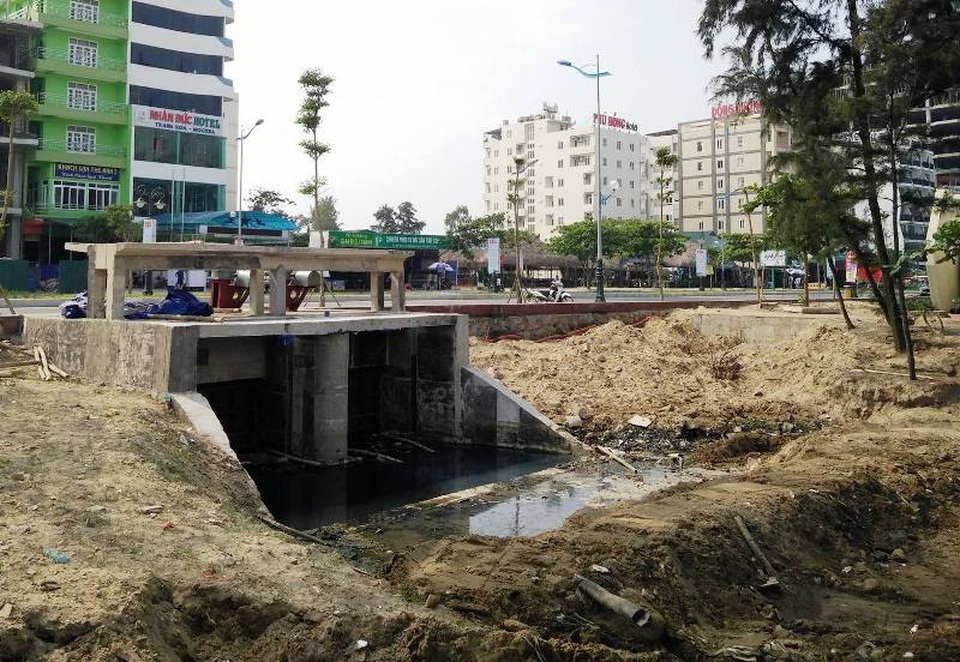 "Bịt" các rãnh nước hôi thối đổ ra bãi biển Sầm Sơn - 3
Chặn mương nước thải
