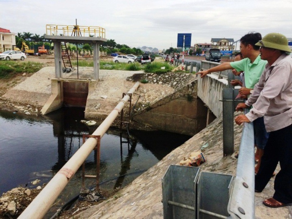 Khu công nghiệp “khủng” vô tư xả thải: Chủ đầu tư trả lời thiếu trách nhiệm! - 2 Người dân bức xúc trước việc KCN Gián Khẩu xả thải thẳng ra môi trường.