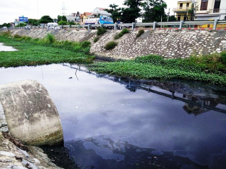 Khu công nghiệp “khủng” vô tư xả thải: Chủ đầu tư trả lời thiếu trách nhiệm! - 3 Nước thải đen ngòm từ KCN Gián Khẩu thải ra môi trường đầu độc hàng trăm hộ dân xã Gia Trấn, huyện Gia Viễn.