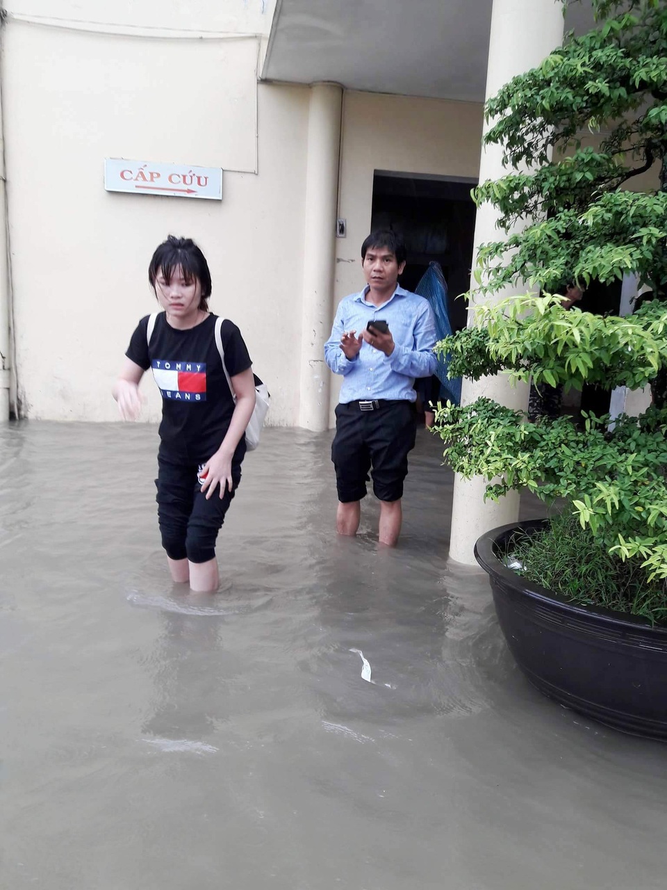 Bệnh viện ở Huế ngập nặng vì mưa lớn - 1
Mưa lớn nước tràn vào khu nhà cũ tại Bệnh viện Đại học Y Dược Huế phía cổng đường Nguyễn Huệ.
