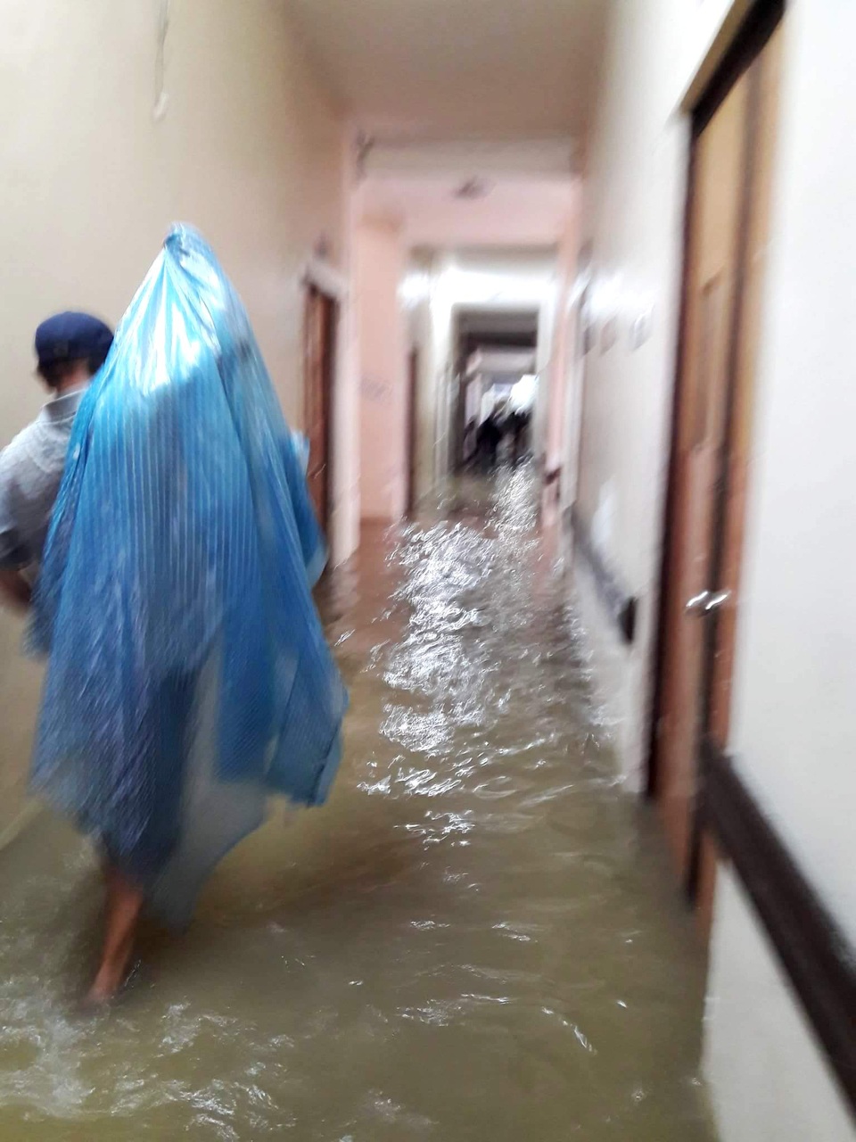 Bệnh viện ở Huế ngập nặng vì mưa lớn - 2
Nước tràn vào cả khu nhà phía trong bệnh viện (ảnh: T.Anh)