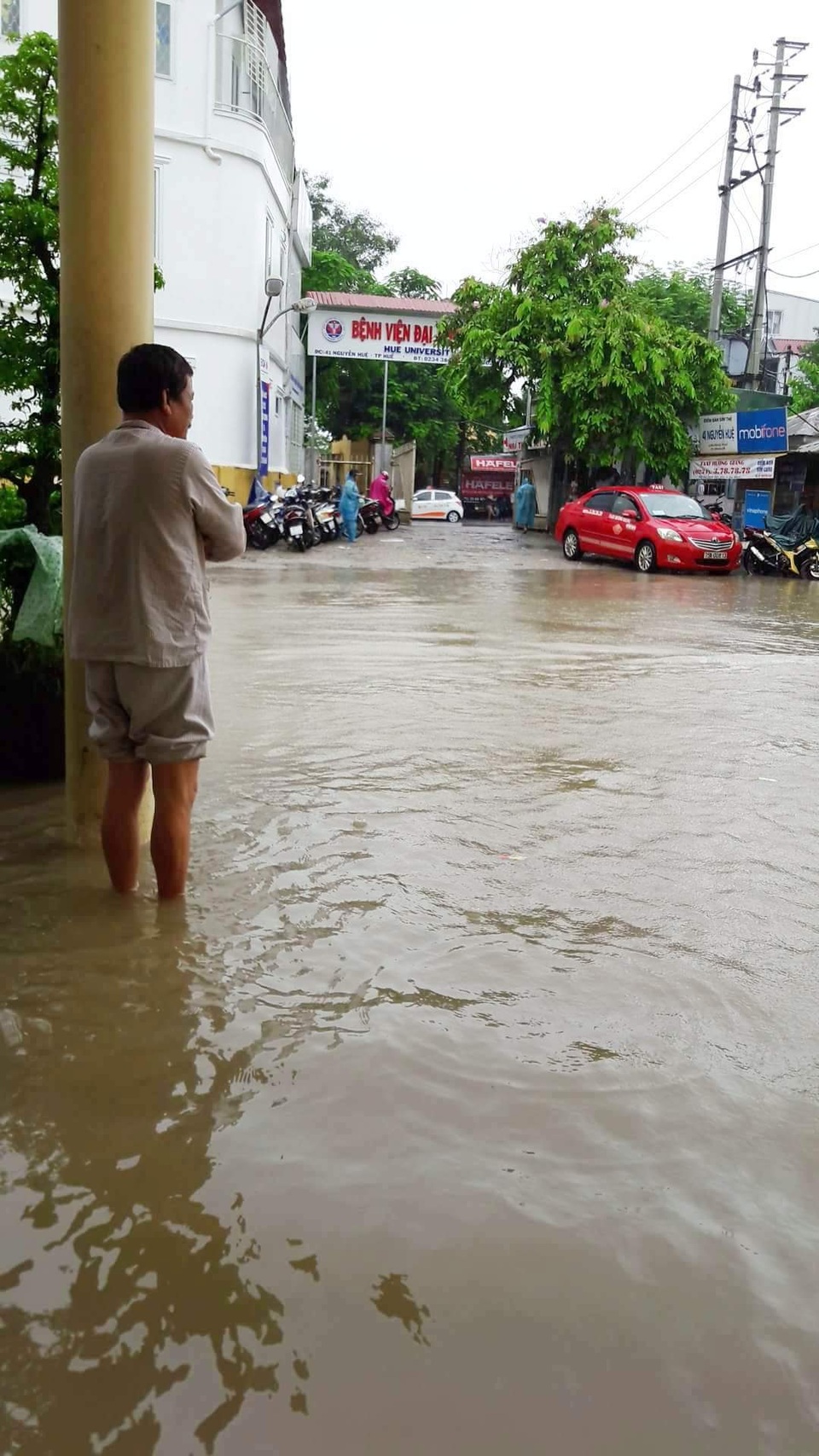Bệnh viện ở Huế ngập nặng vì mưa lớn - 7 Bệnh viện ở Huế ngập nặng vì mưa lớn - 7