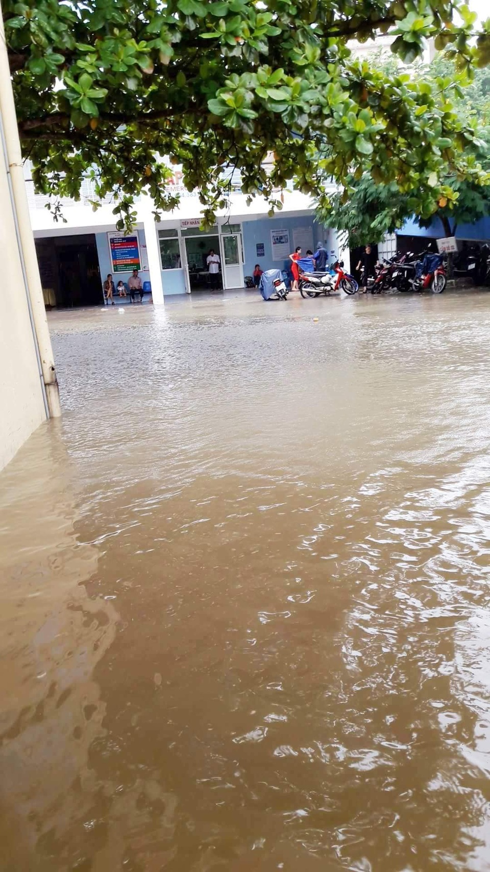 Bệnh viện ở Huế ngập nặng vì mưa lớn - 5 Khu vực Bệnh viện Đại học Y Dược Huế nước tràn vào các đường đi