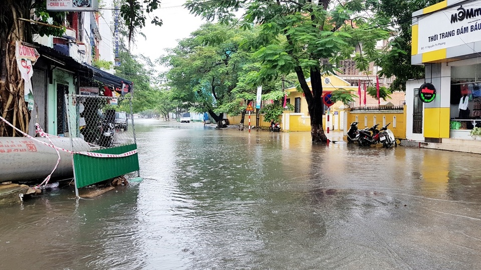 Bệnh viện ở Huế ngập nặng vì mưa lớn - 4 Đường Nguyễn Tri Phương giao Bến Nghé ngập nước