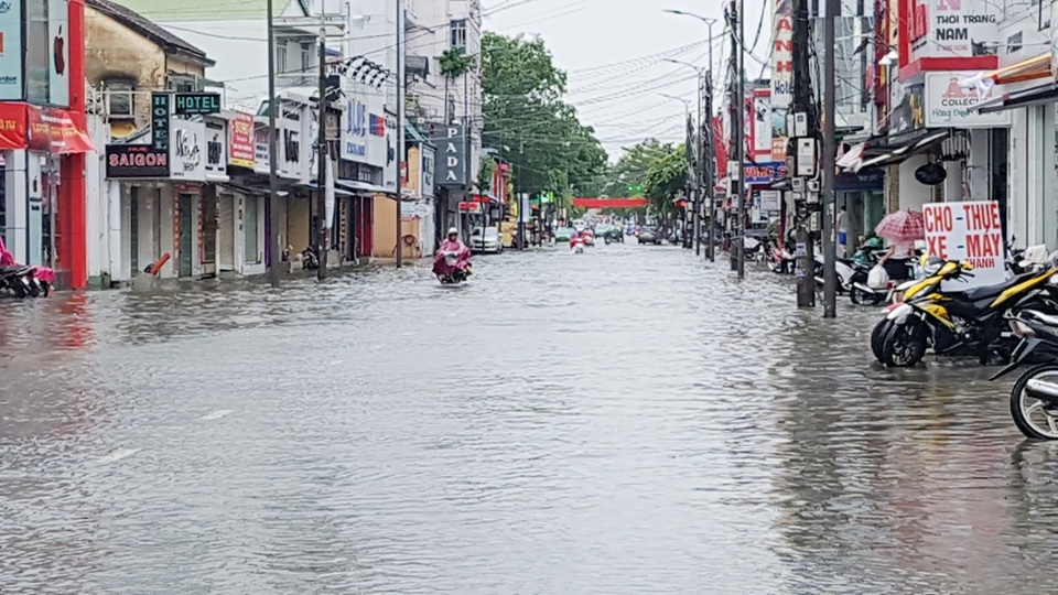 Bệnh viện ở Huế ngập nặng vì mưa lớn - 3
Đường Hùng Vương ngập nặng đoạn từ ngã tư Nguyễn Tri Phương đến ngã 6 Nhà Văn hóa Trung tâm.