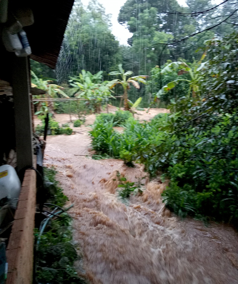 
Dòng nước chảy mạnh tấn công vào nhà ông Hồ Phú Lợi.
