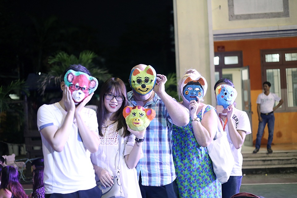 Bạn trẻ nước ngoài hào hứng trải nghiệm Trung thu truyền thống - 8
Những người bạn ngoại quốc và Việt Nam thích thú khoe thành quả của mình.