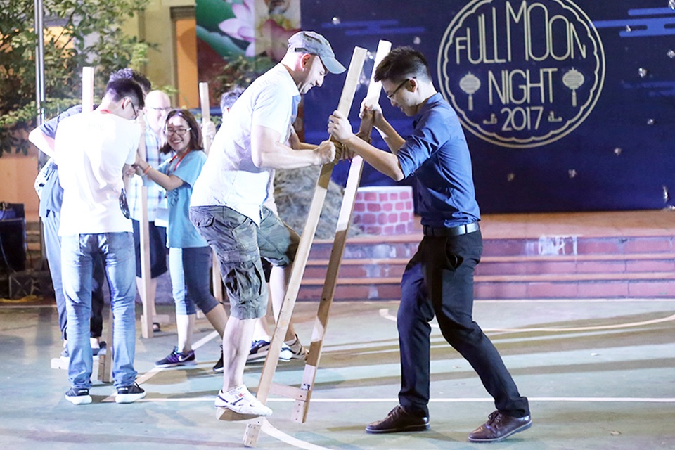 Bạn trẻ nước ngoài hào hứng trải nghiệm Trung thu truyền thống - 5
... hay tham gia các trò chơi cổ truyền của trẻ em Việt Nam như đi cà kheo, nhảy bao bố hay nhảy dây tập thể