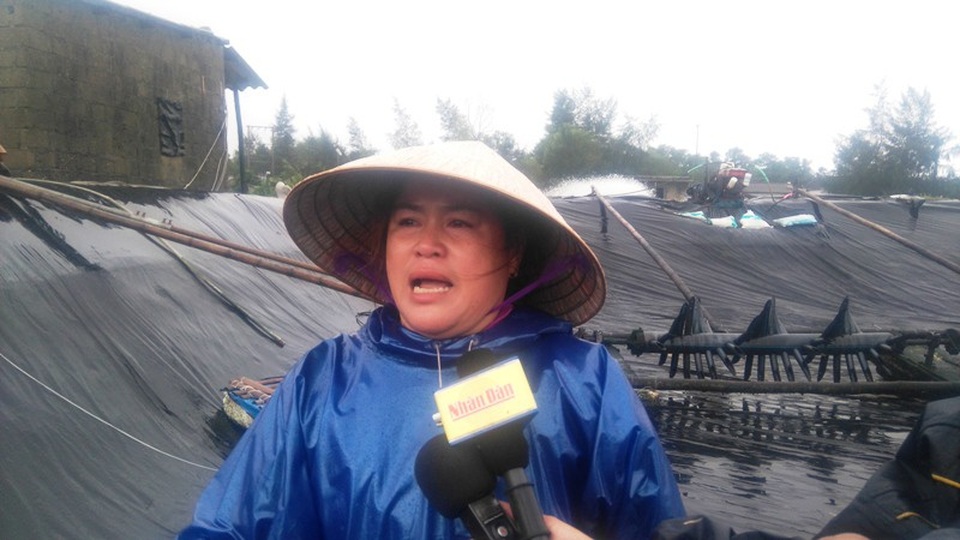 Xót xa nhìn hồ tôm bị lũ cuốn trôi trước ngày thu hoạch - 3
Chị Tuyết - vợ anh Minh khóc nghẹn kể lại sự việc