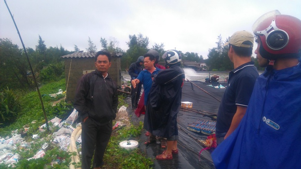 Xót xa nhìn hồ tôm bị lũ cuốn trôi trước ngày thu hoạch - 1 Anh Minh (áo đen)- chủ hộ nuôi tôm thất thần khi hồ tôm bị mất trắng do mưa lũ