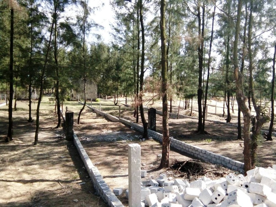 
32 hộ dân thôn Châu Thuận Biển tự ý xây dựng tường phân chia diện tích đất bỏ hoang để sử dụng.
