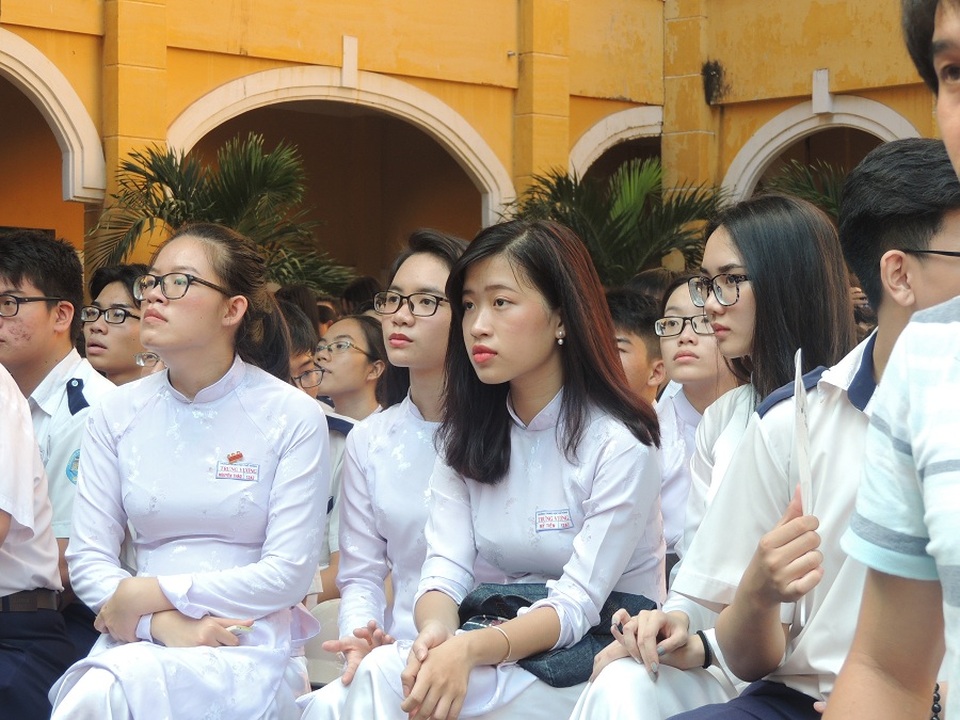 Nữ sinh mặc áo dài đến trường có “vướng”? - 3
Các bạn gái trở nên nữ tính hơn khi mặc áo dài tới trường. (ảnh minh họa)