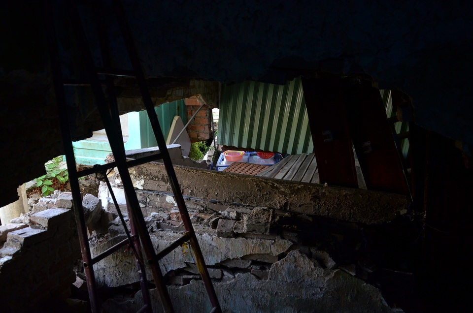 Hai căn nhà ở trung tâm TPHCM bỗng nứt toác, sụt lún - 2 Nền nhà và tường sụt lún, nứt toác sau sự cố