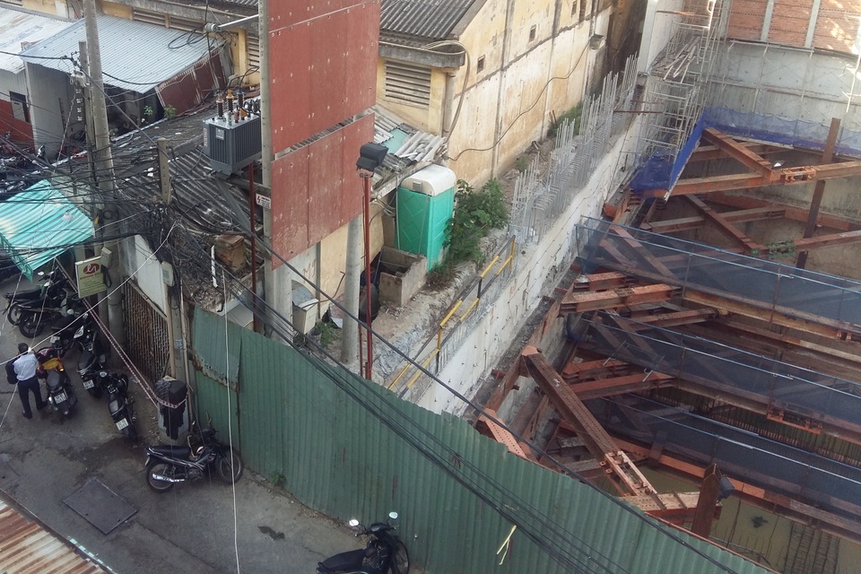 Hai căn nhà ở trung tâm TPHCM bỗng nứt toác, sụt lún - 5
Công trình xây dựng đang thi công tầng hầm kế bên.